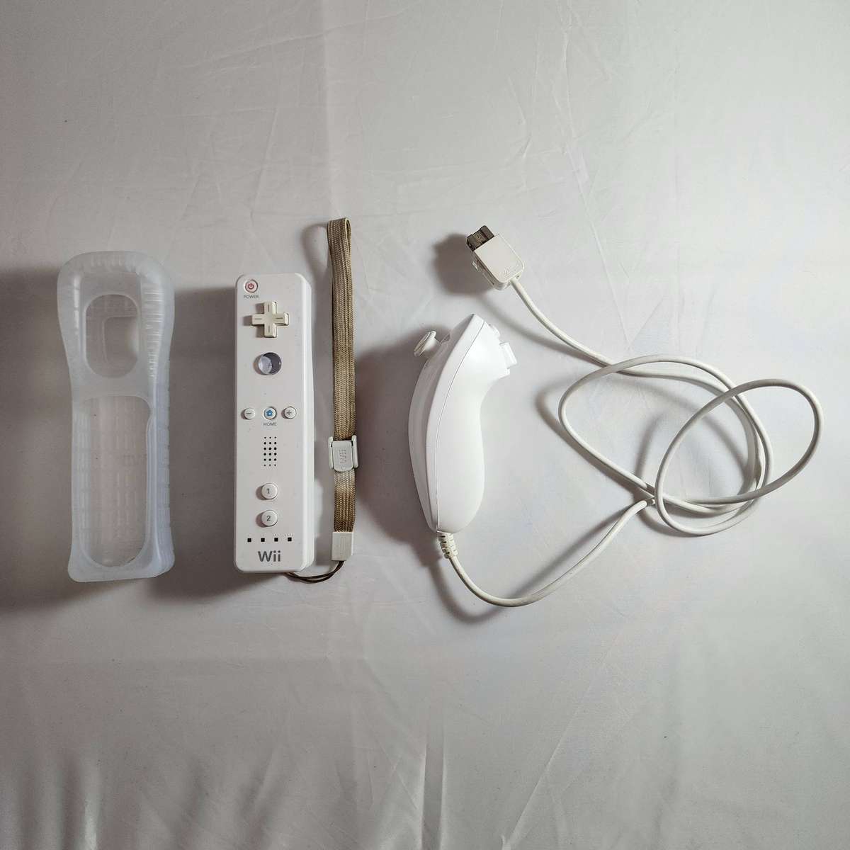 Nintendo Wii Remote & Nunchuk Set with Transparent Silicone Sleeve - White