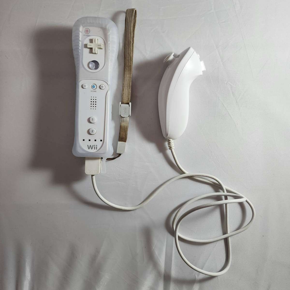 Nintendo Wii Remote & Nunchuk Set with Transparent Silicone Sleeve - White