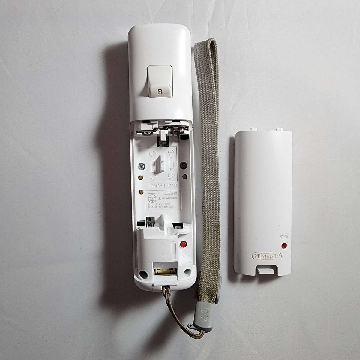 Nintendo Wii MotionPlus Remote with Transparent Silicone Sleeve - White
