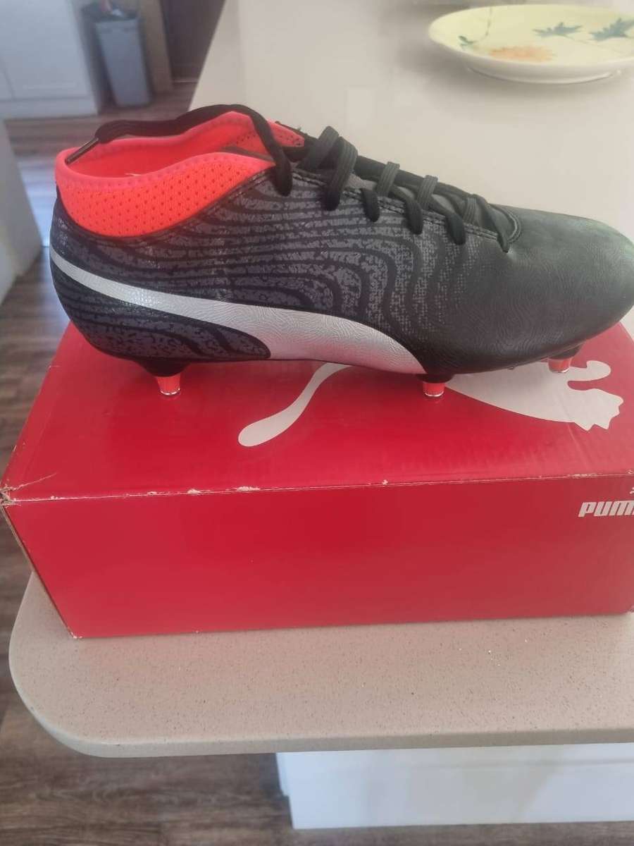 Puma Soccer Boots  UK Size 8.5 (New)