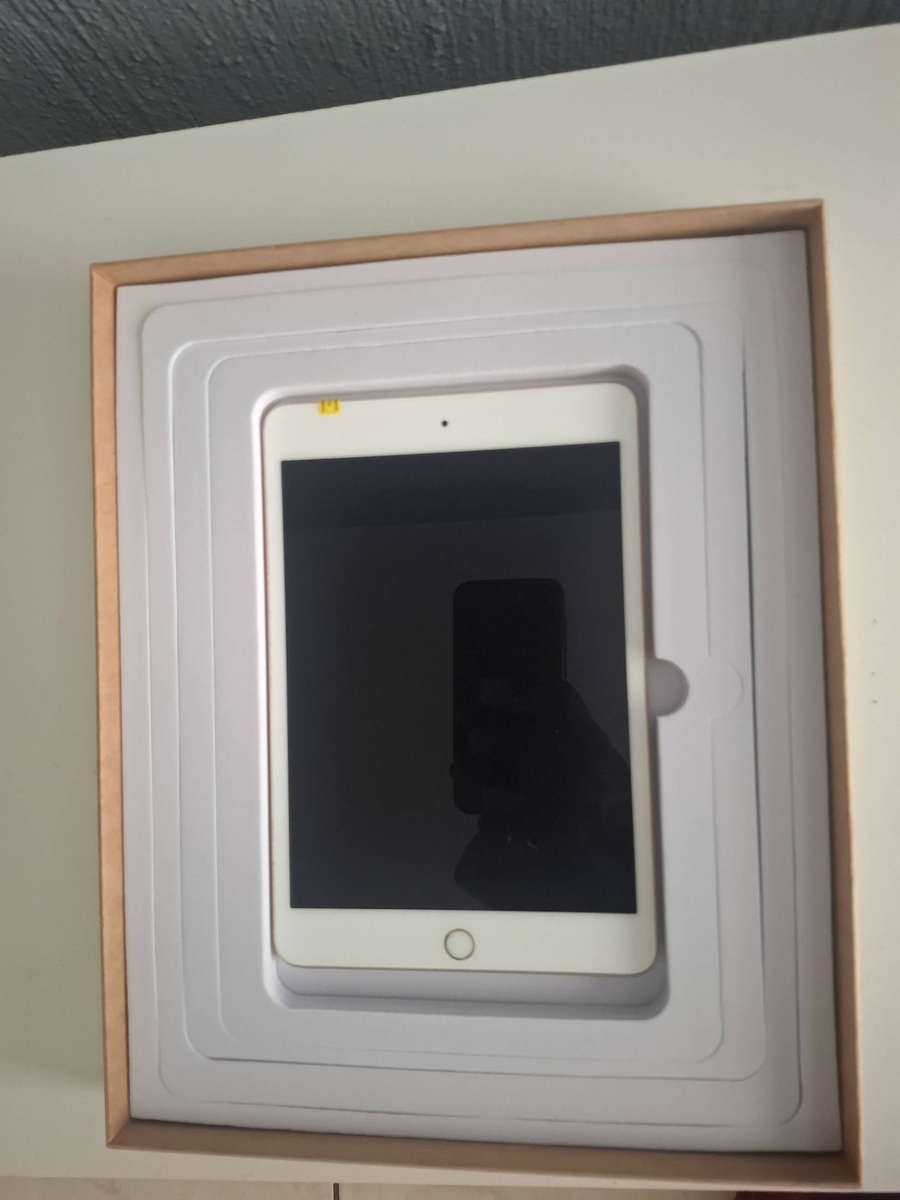 Apple iPad mini 4 7.9-inch Tablet 128 GB Wi-Fi Space Gold/Silver Secondhand