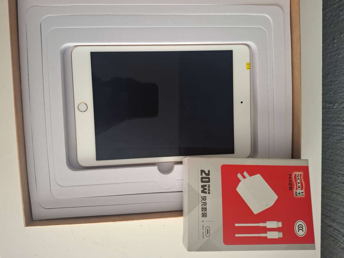 Apple iPad mini 4 7.9-inch Tablet 128 GB Wi-Fi Space Gold/Silver Secondhand