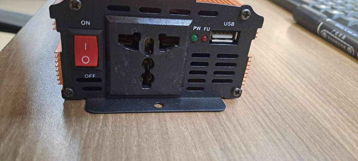 2000W Power Inverter (DC 12V to AC 220V)