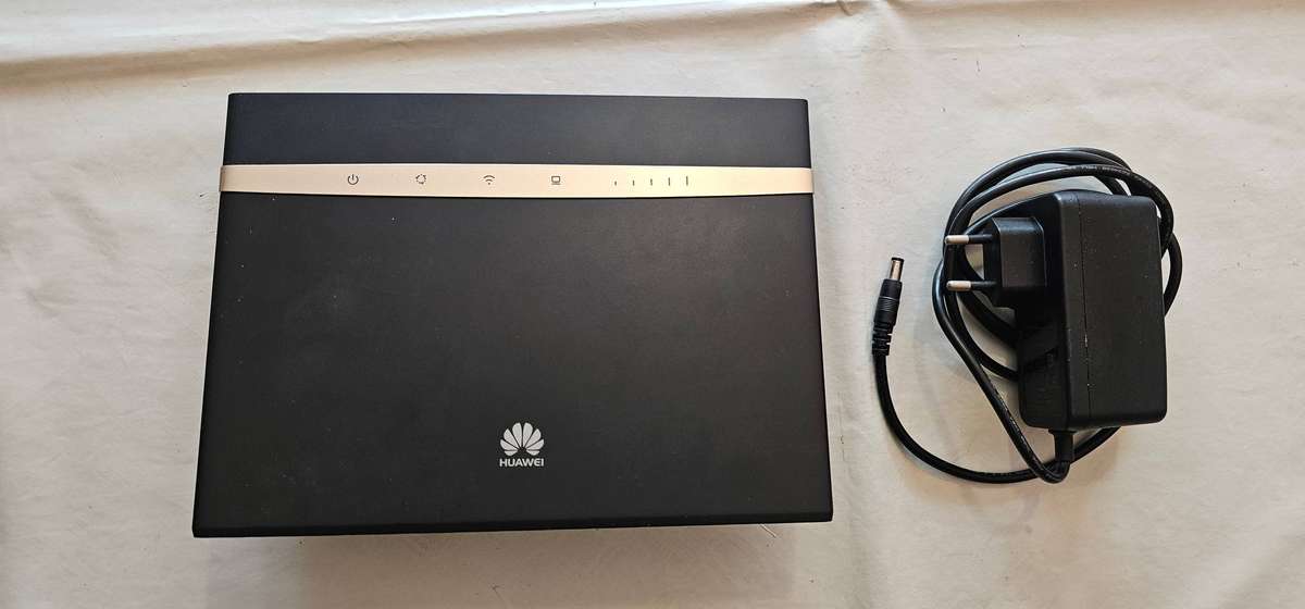 Huawei B525 4G LTE WiFi Router with Power Adapter  Good Condition