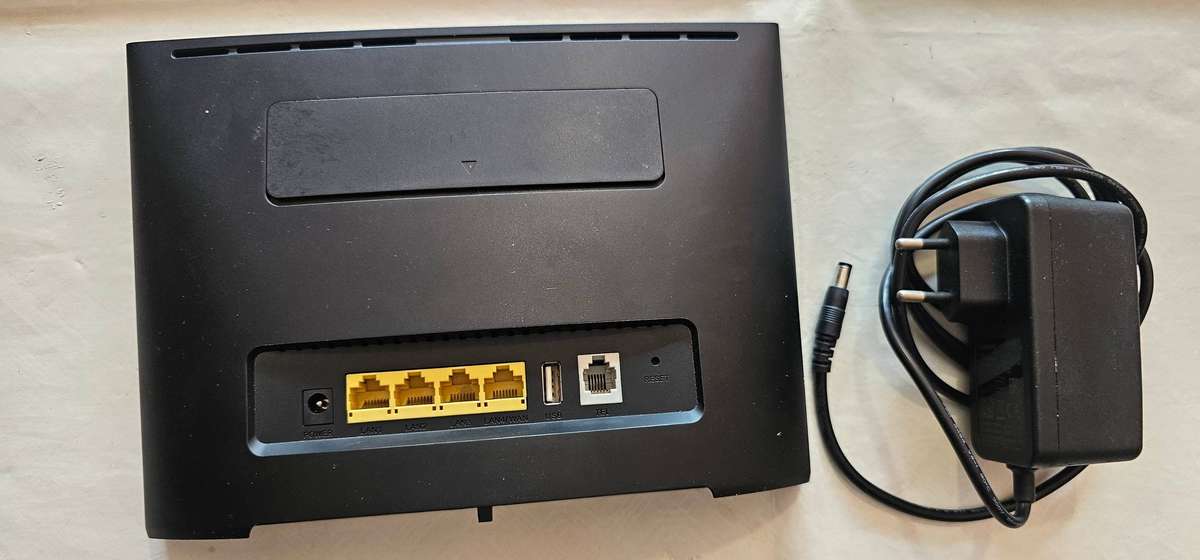Huawei B525 4G LTE WiFi Router with Power Adapter  Good Condition