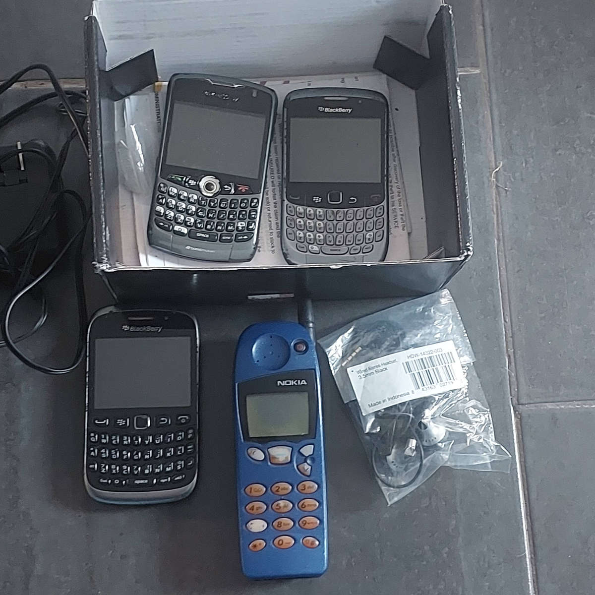 Old Cellphones Blackberry Nokia (Not working/Spares)