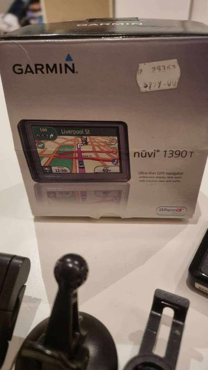  Garmin nüvi 1390T GPS Navigator
