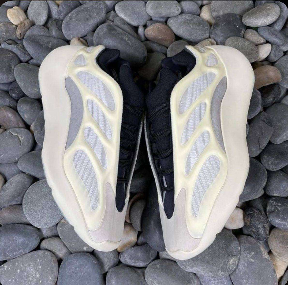 Adidas Yeezy 700 V3 - black