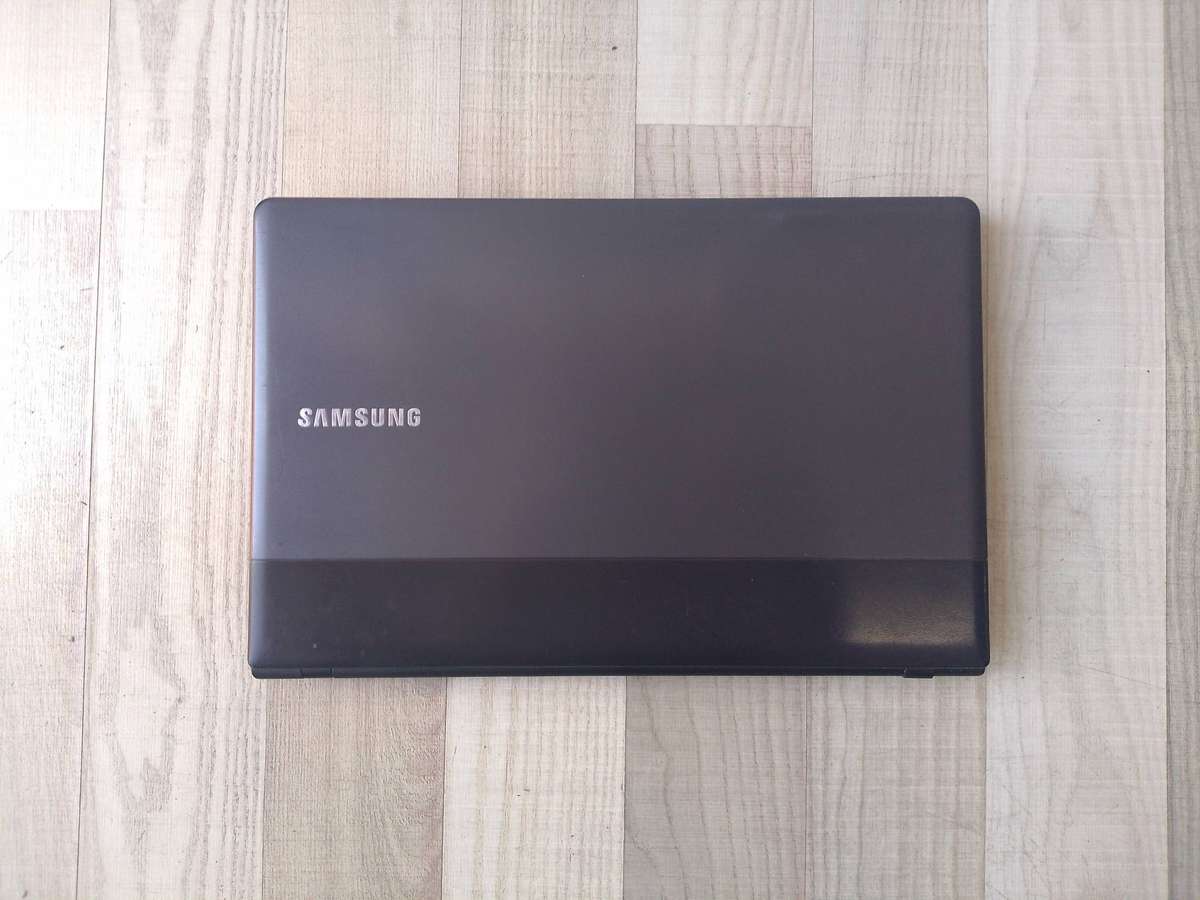 Samsung NP300E5C Laptop | Intel Celeron | 4GB RAM | 320GB HDD