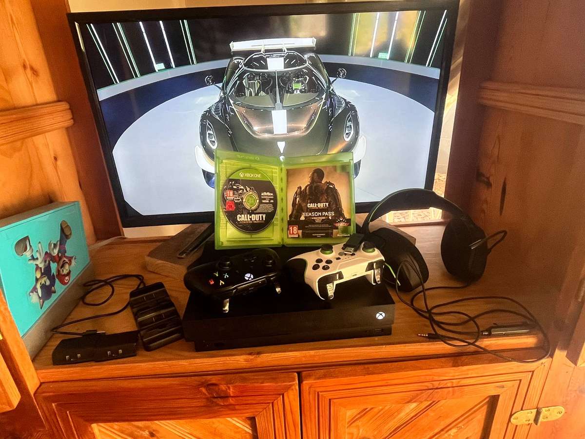 Xbox One X 1TB + 2 Controllers + Games + Headset mic not working