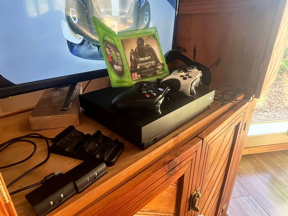 Xbox One X 1TB + 2 Controllers + Games + Headset mic not working