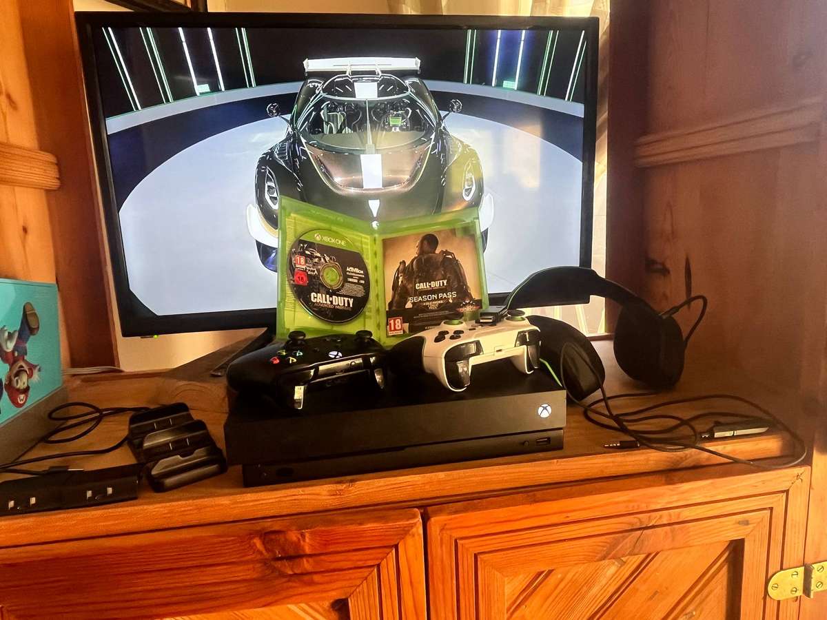 Xbox One X 1TB + 2 Controllers + Games + Headset mic not working