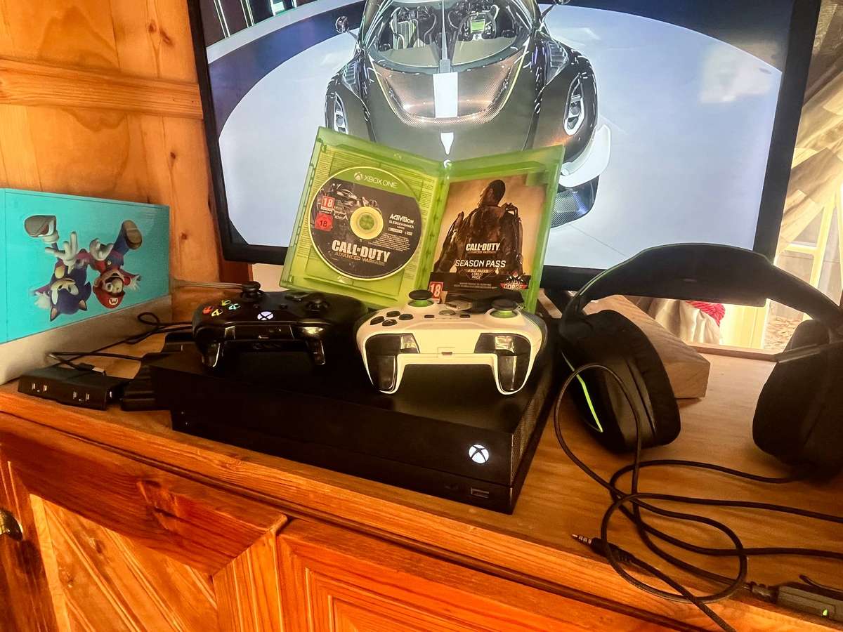Xbox One X 1TB + 2 Controllers + Games + Headset mic not working