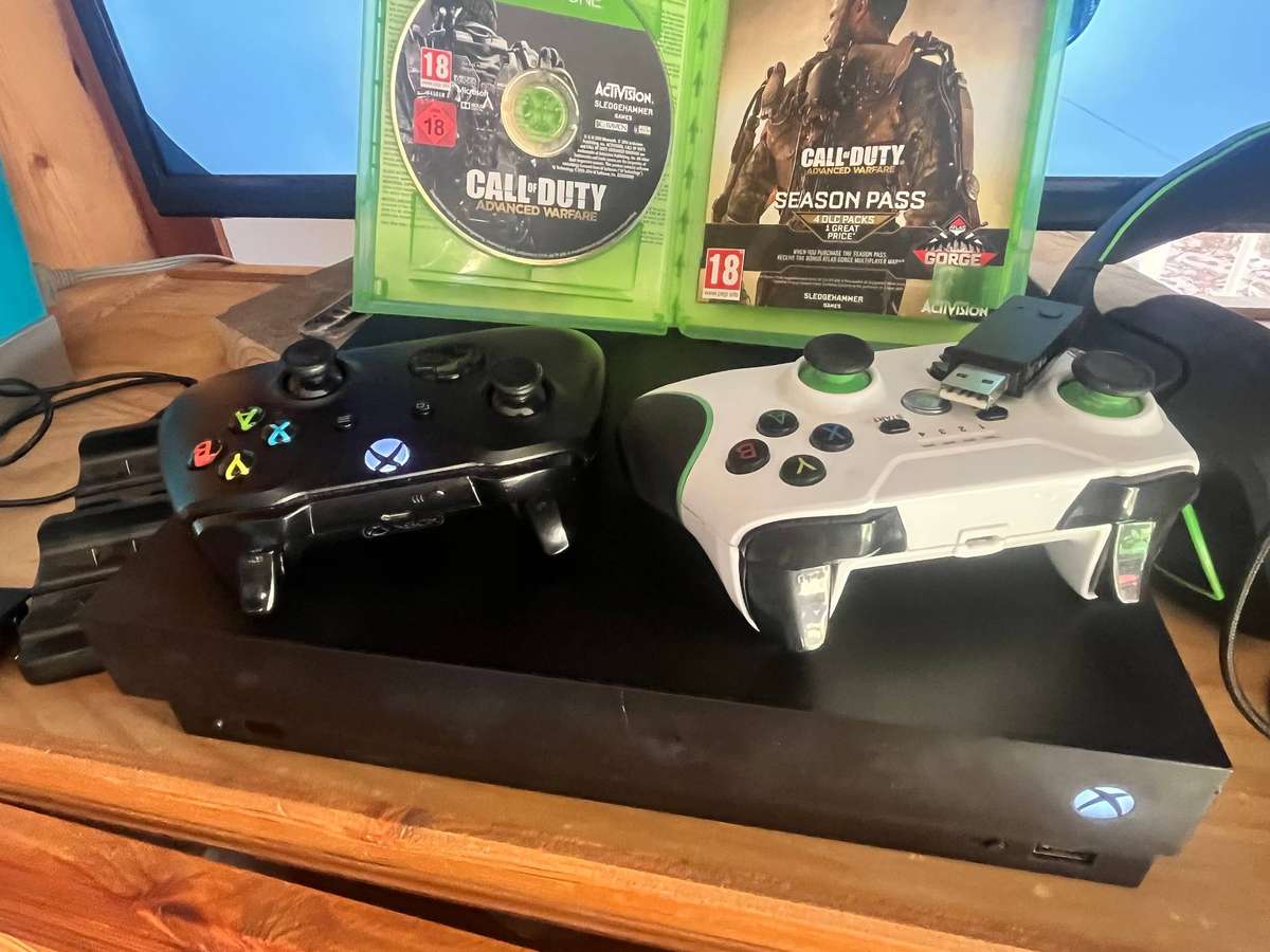 Xbox One X 1TB + 2 Controllers + Games + Headset mic not working