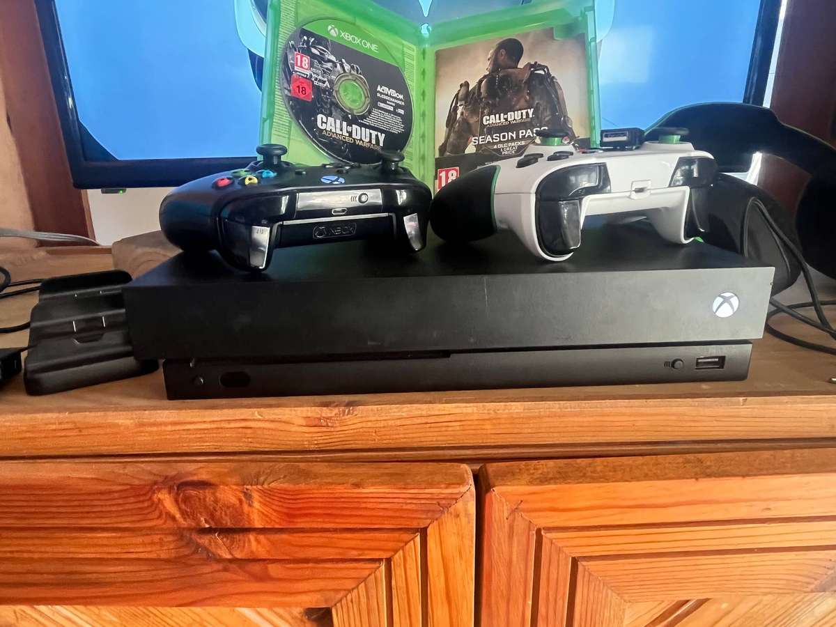 Xbox One X 1TB + 2 Controllers + Games + Headset mic not working