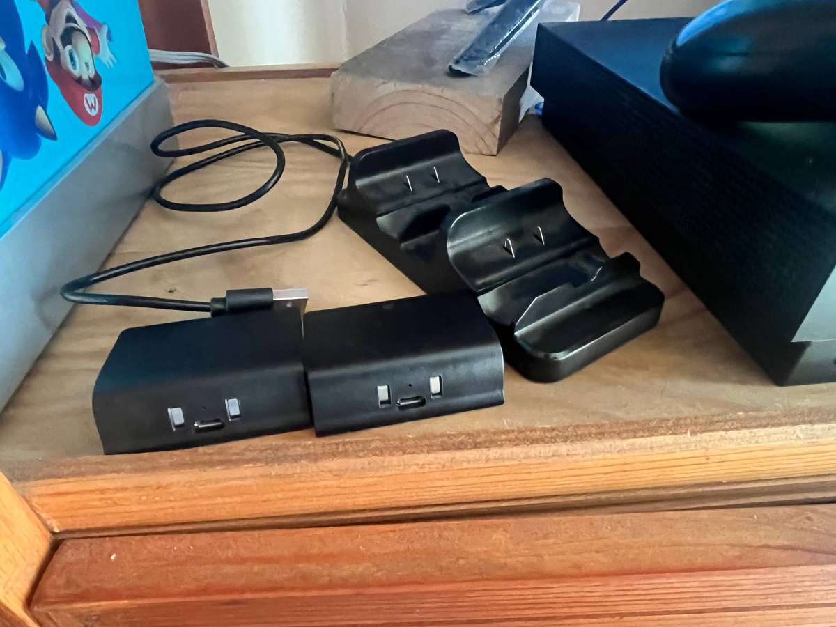 Xbox One X 1TB + 2 Controllers + Games + Headset mic not working