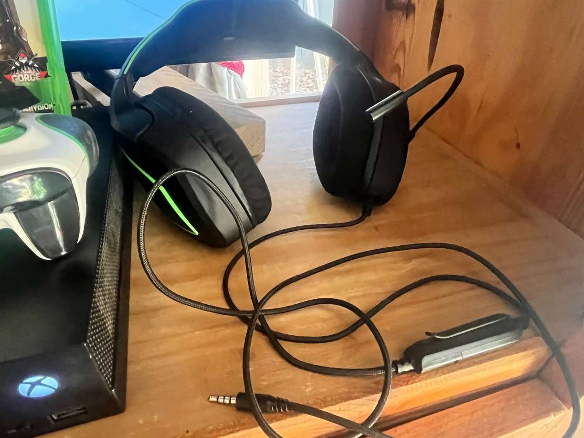 Xbox One X 1TB + 2 Controllers + Games + Headset mic not working