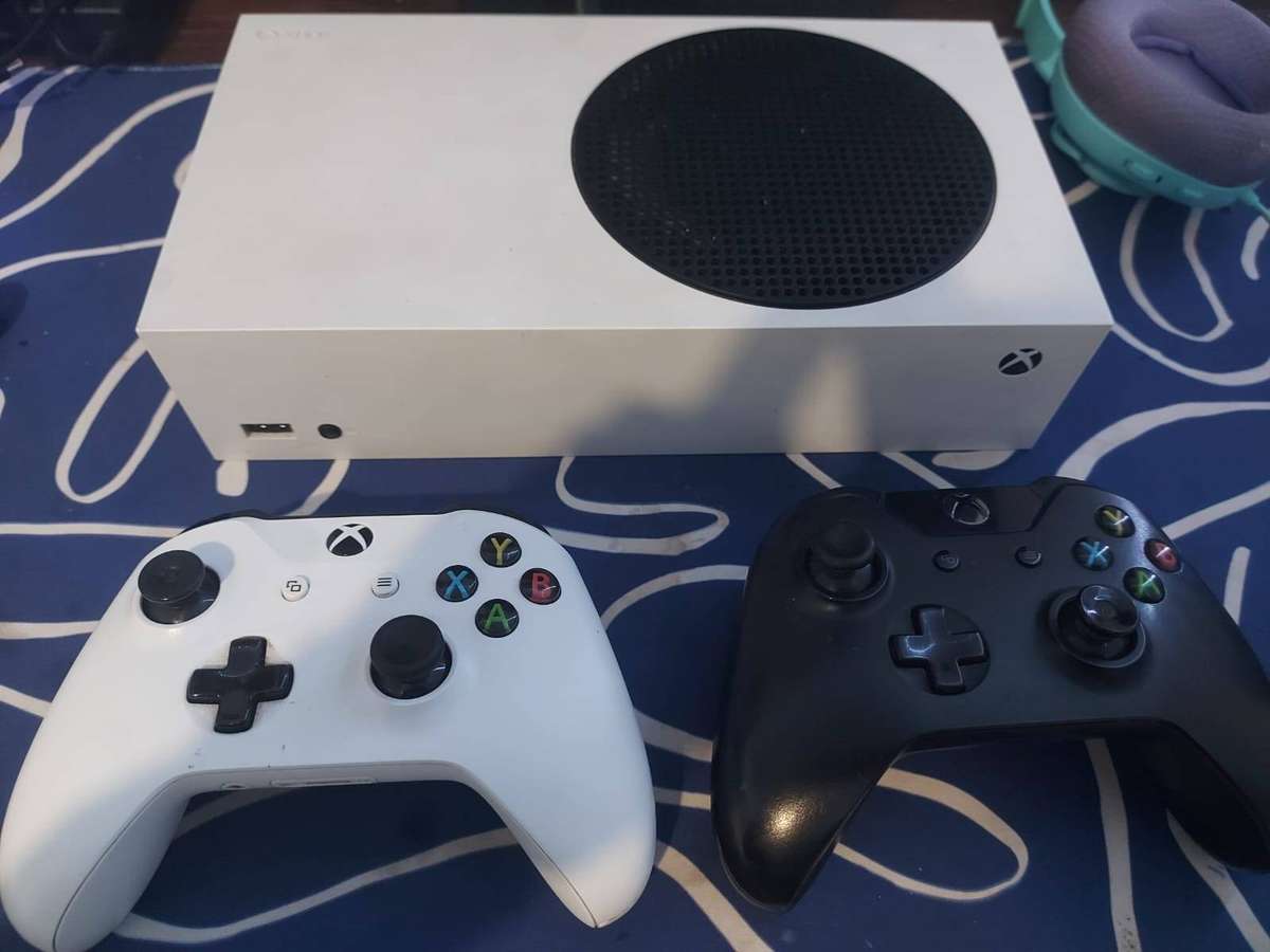 XBox Series S + 2 Controllers