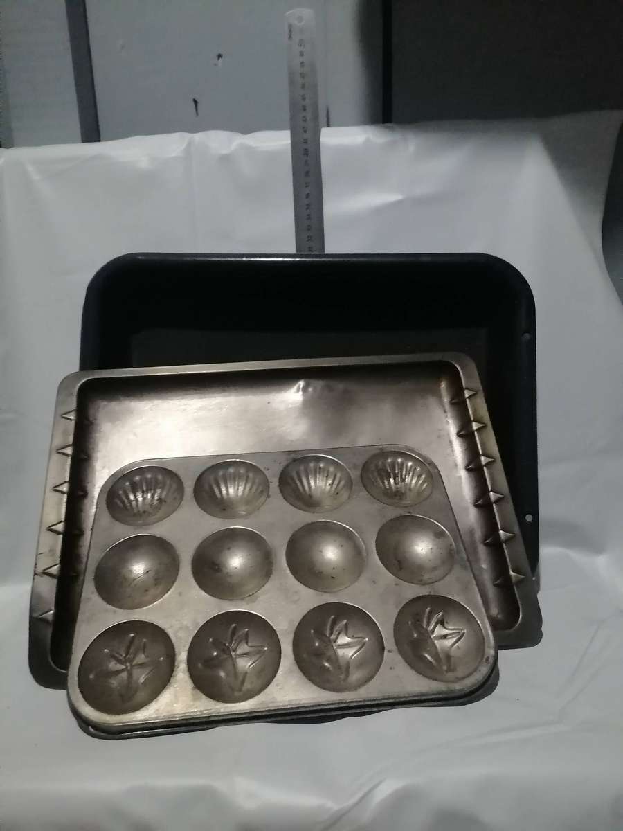 Vintage 1940s multi mould metal baking pan