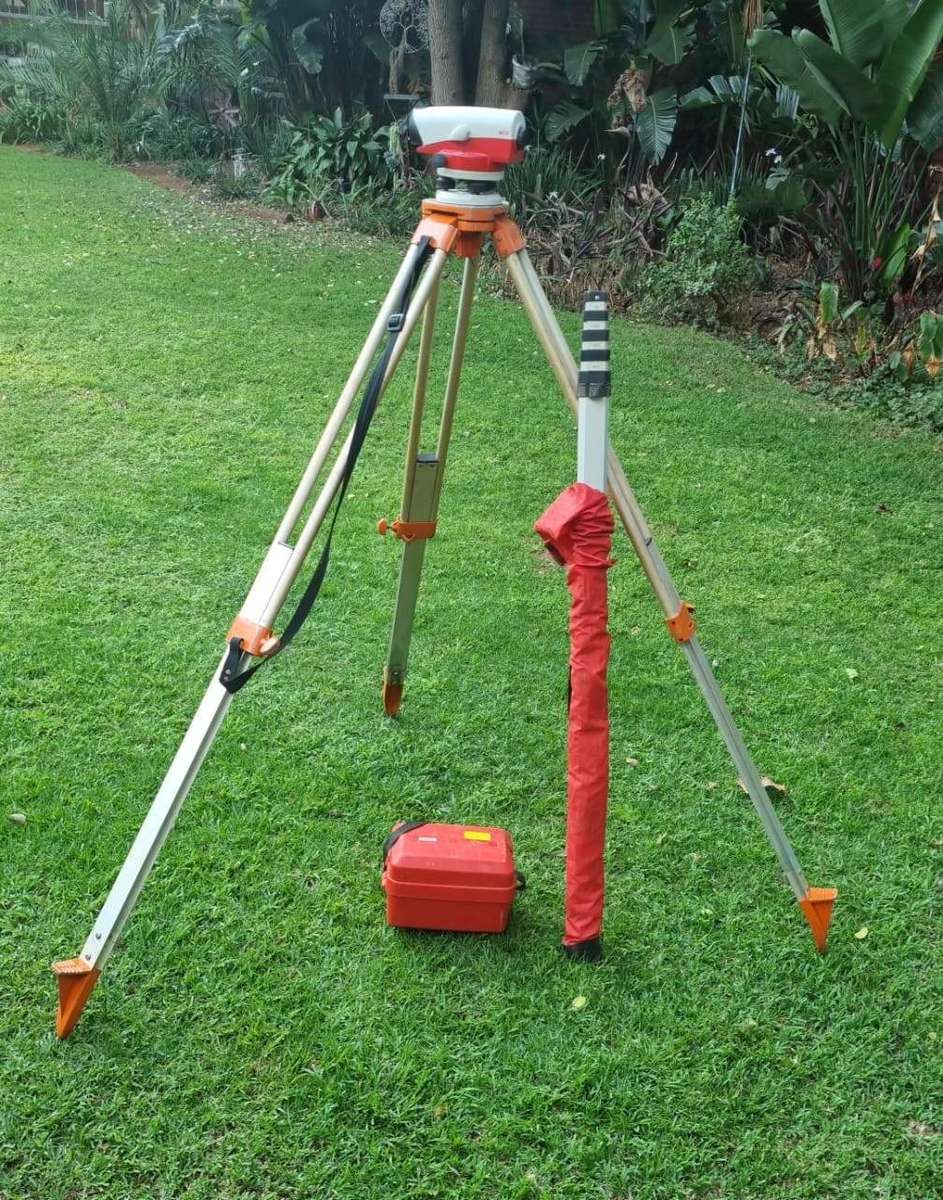 Leica Automatic Dumpy Level (Made in Switzerland) - Complete with Tripod, 5m Staff & Hard Case