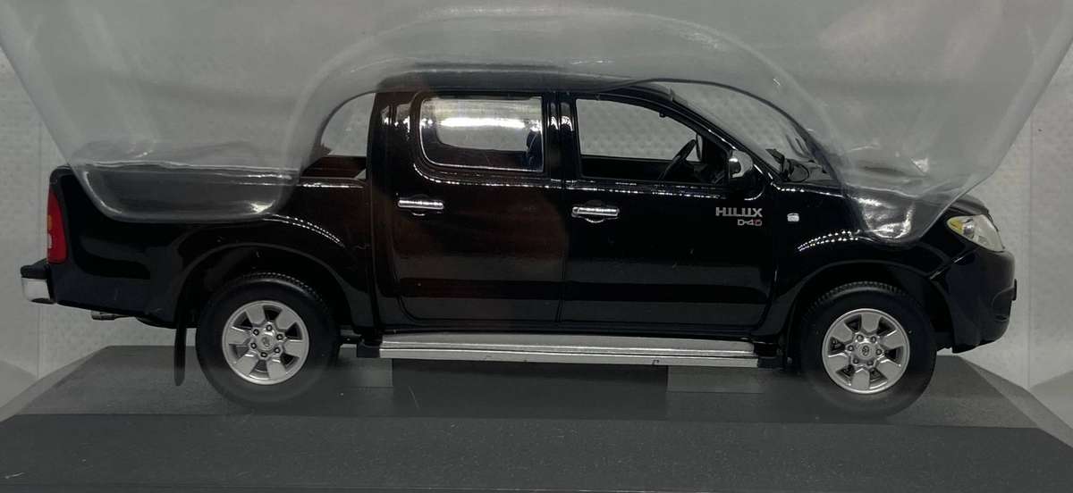 Minichamps 1/43 Toyota Hilux Diecast Model - Black
