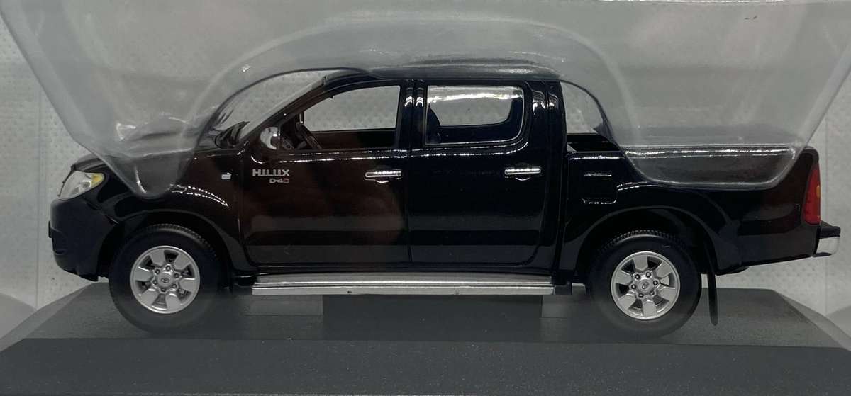 Minichamps 1/43 Toyota Hilux Diecast Model - Black