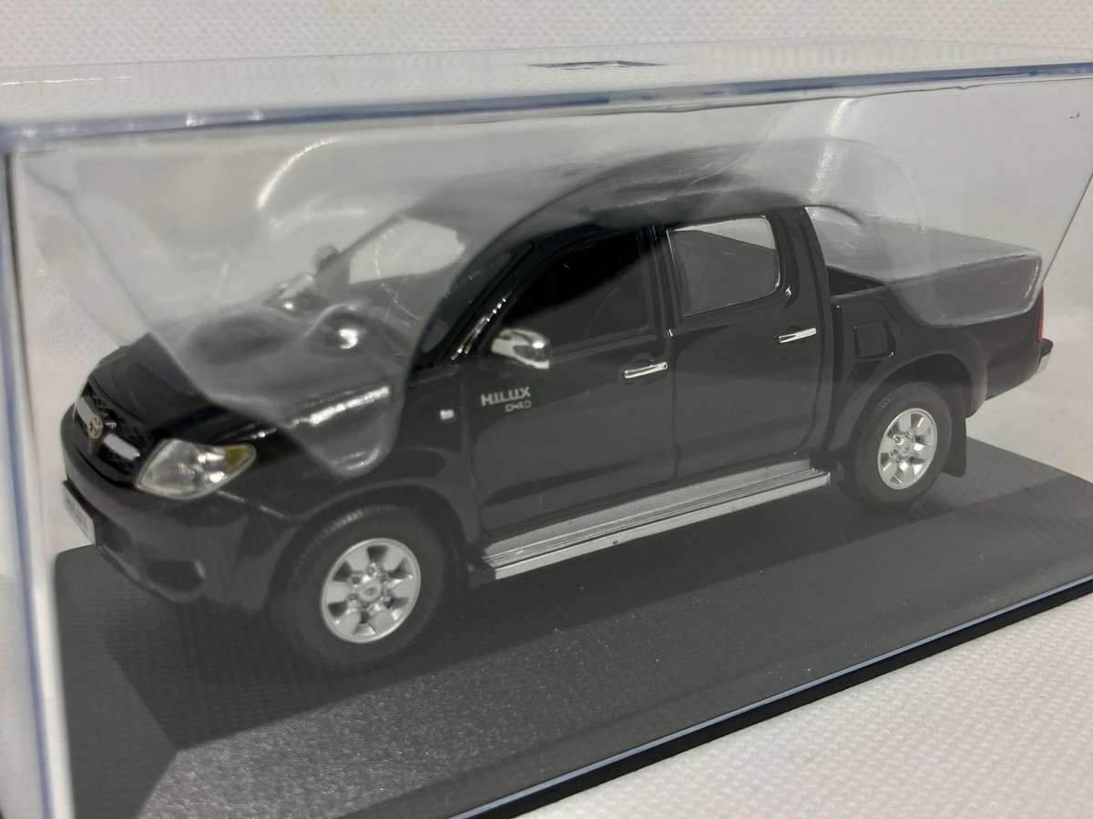 Minichamps 1/43 Toyota Hilux Diecast Model - Black