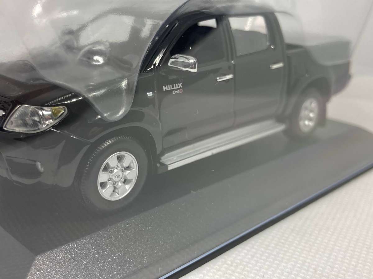 Minichamps 1/43 Toyota Hilux Diecast Model - Black