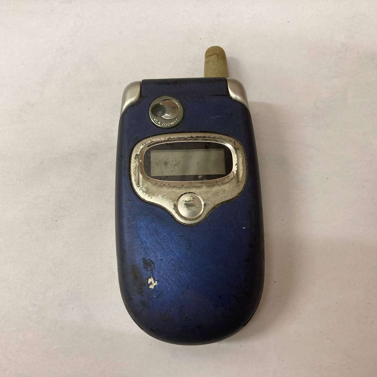 Motorola V300 Flip Phone - UNTESTED