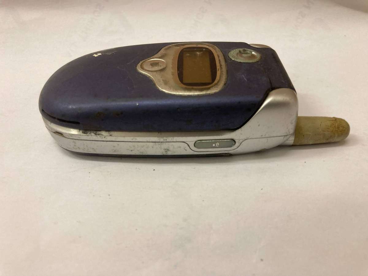 Motorola V300 Flip Phone - UNTESTED