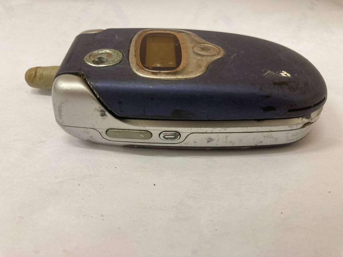 Motorola V300 Flip Phone - UNTESTED