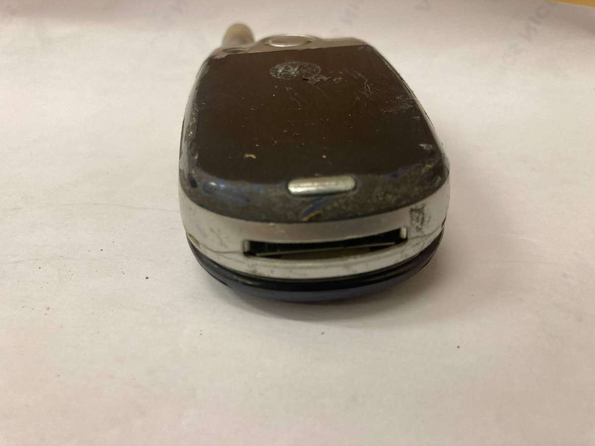 Motorola V300 Flip Phone - UNTESTED