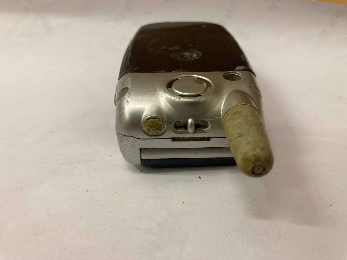 Motorola V300 Flip Phone - UNTESTED