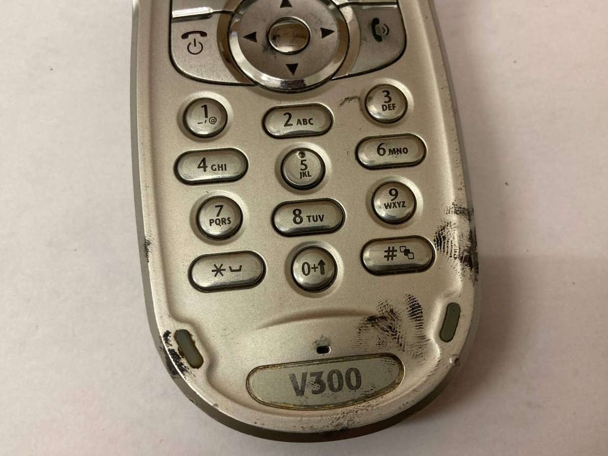 Motorola V300 Flip Phone - UNTESTED
