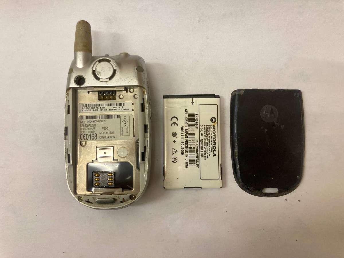 Motorola V300 Flip Phone - UNTESTED