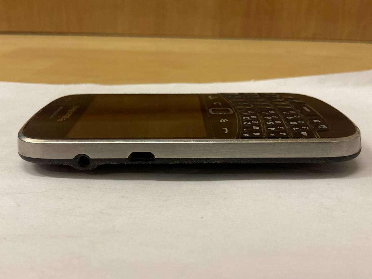 Blackberry Bold 9900 - UNTESTED