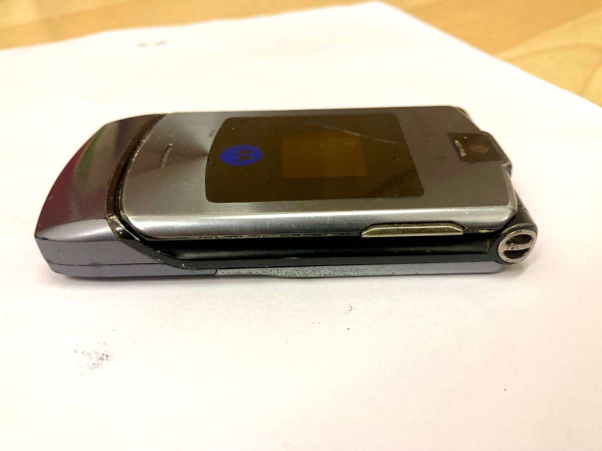 Motorola Flip Phone - UNTESTED