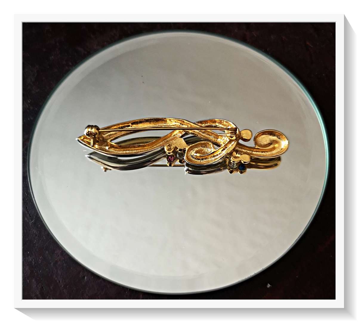 A Lovely Music Note Shaped Gold Tone Metal Brooch with some Colour Accents