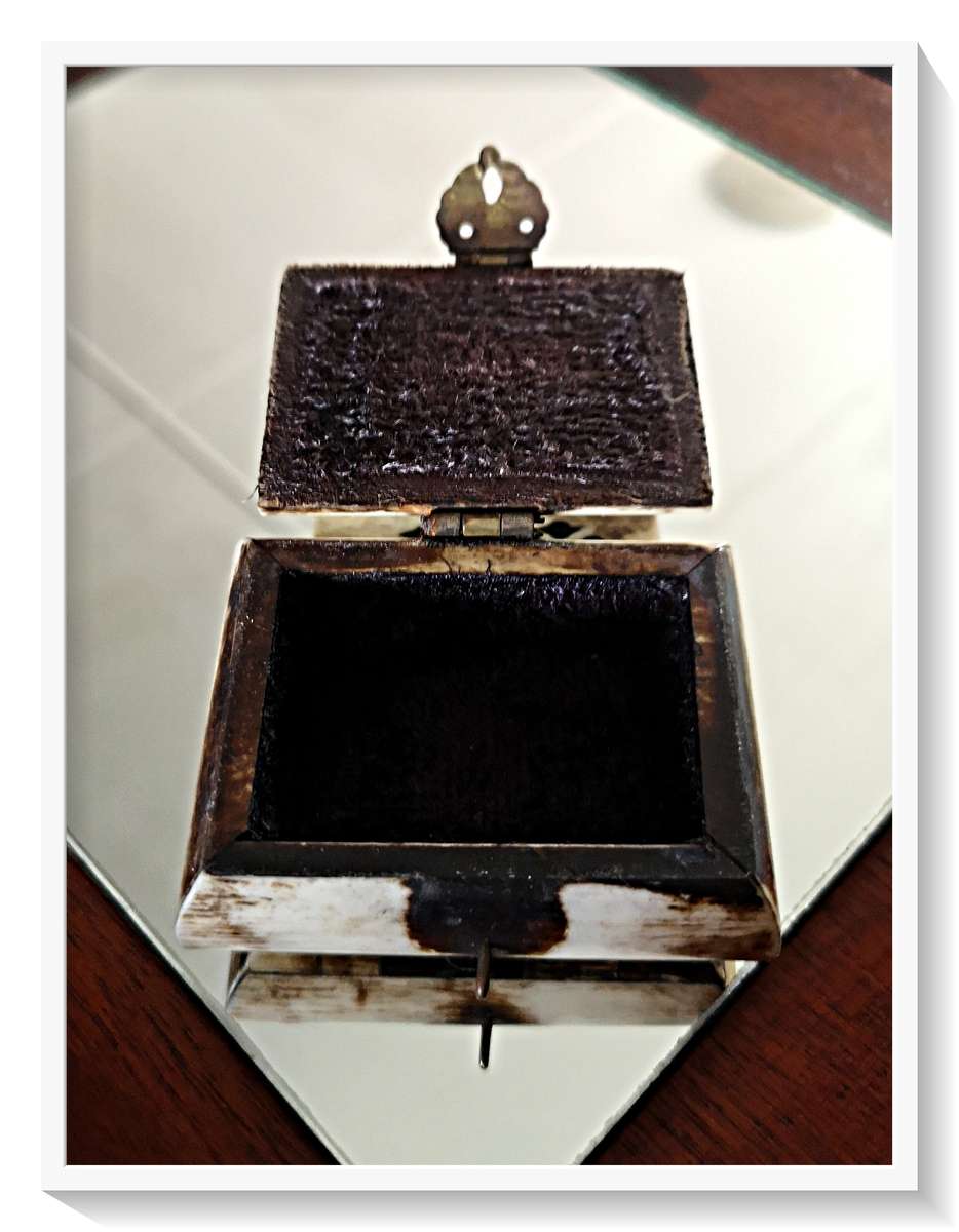 Small but Beautiful Camel Bone Trinket Box / Jewellery Box in Good Condition (65MM by 50MM)
