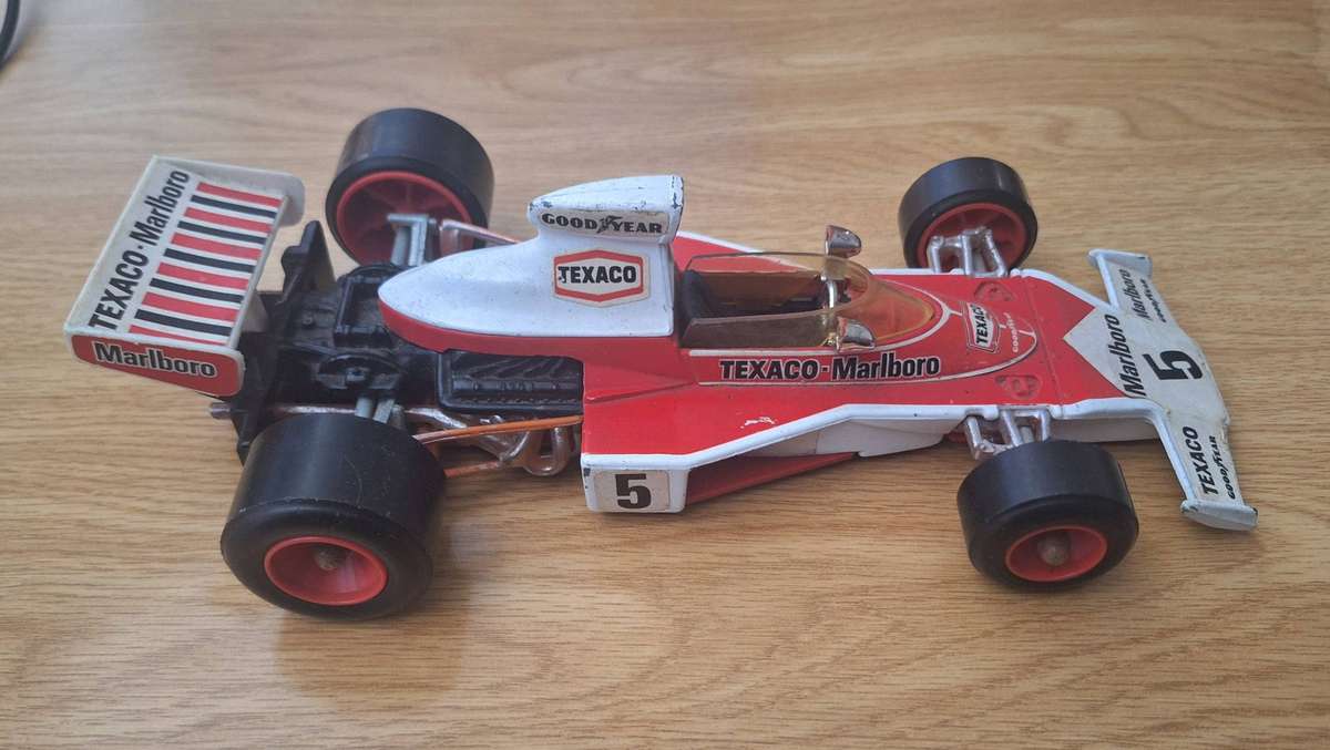 Corgi Texaco-Marlboro Mclaren M23B F1 1:18