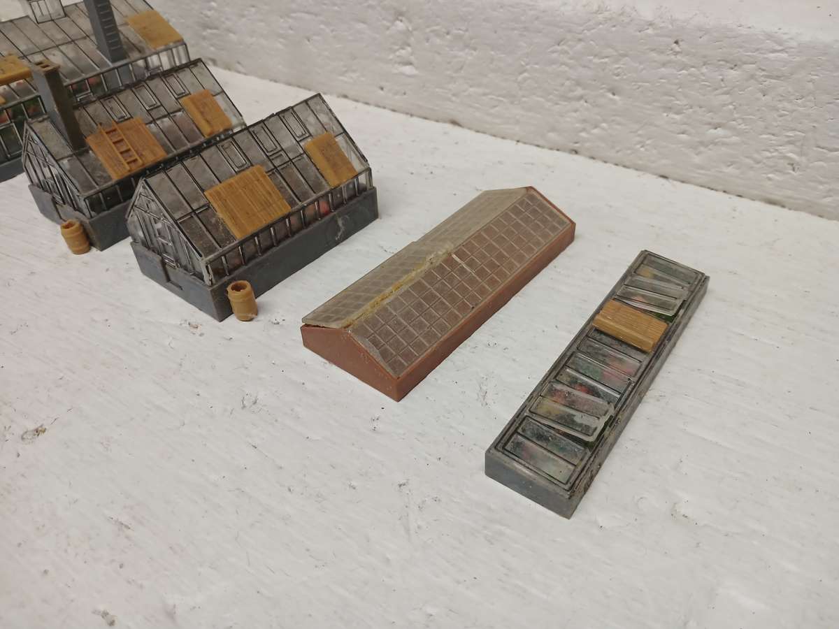 HO SCALE - VARIOUS GREEN HOUSES - X5