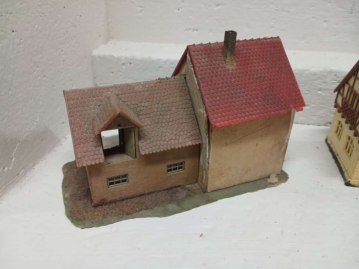 HO SCALE - EUROPEAN STYLE HOUSES - X5