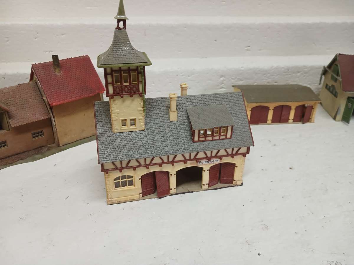 HO SCALE - EUROPEAN STYLE HOUSES - X5