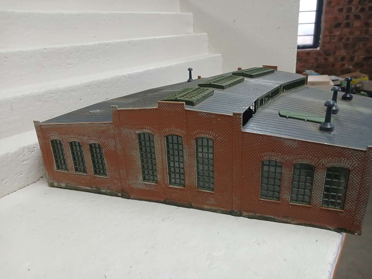 HO SCALE - 3-BAY ROUNDHOUSE ENGINE SHED