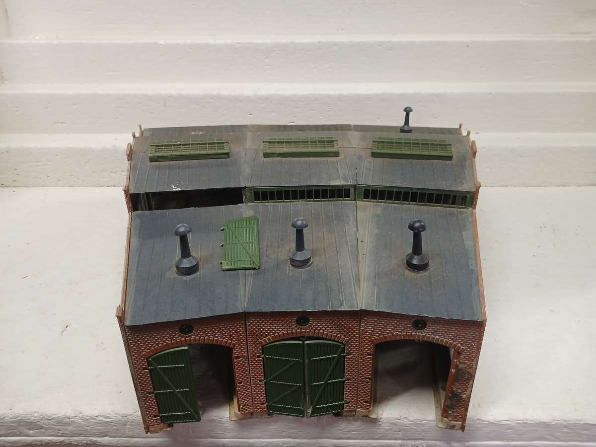 HO SCALE - 3-BAY ROUNDHOUSE ENGINE SHED