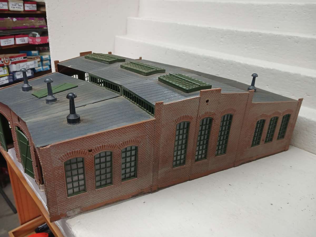 HO SCALE - 3-BAY ROUNDHOUSE ENGINE SHED