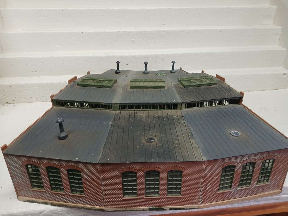 HO SCALE - 3-BAY ROUNDHOUSE ENGINE SHED