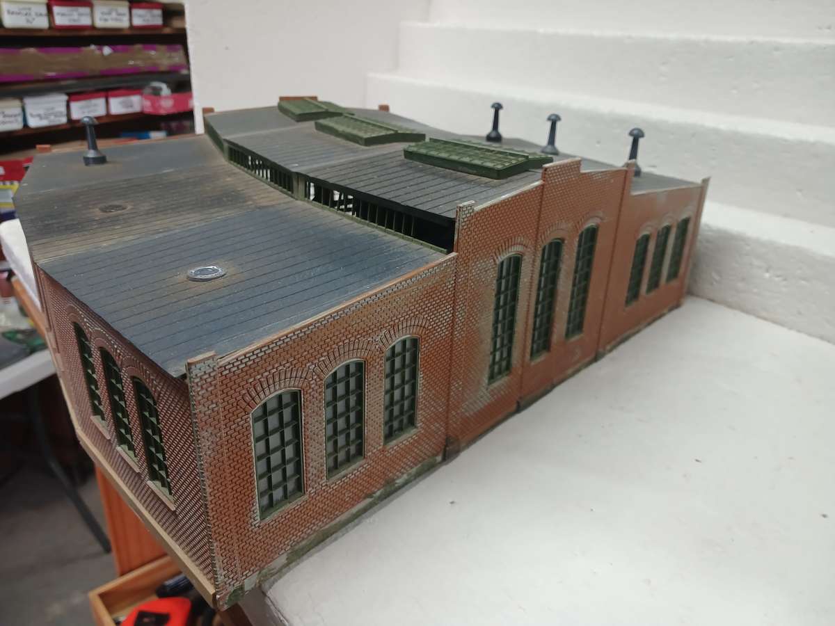 HO SCALE - 3-BAY ROUNDHOUSE ENGINE SHED