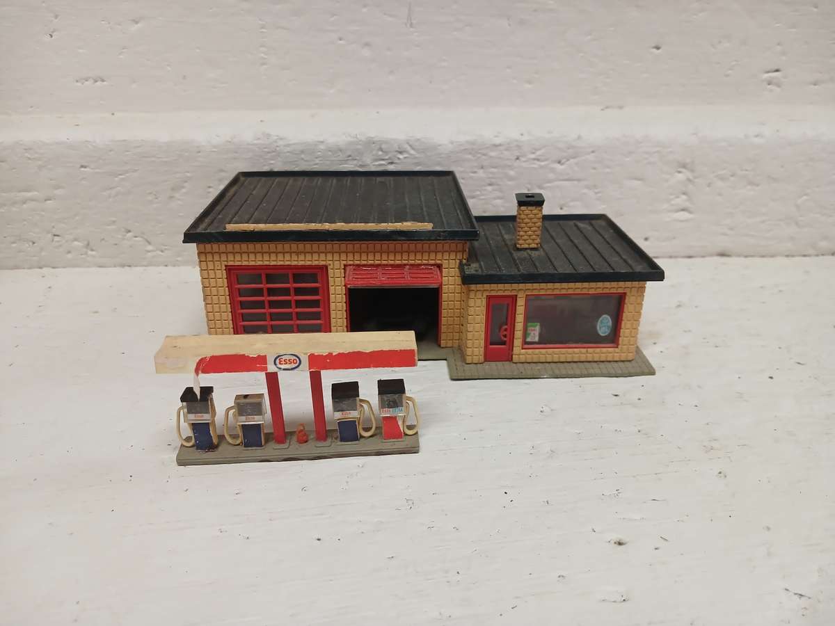 HO SCALE - GARAGE BUILDING WITH PETROL PUMPS