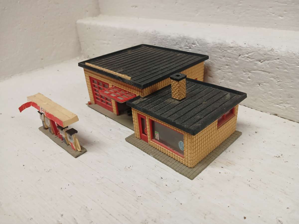 HO SCALE - GARAGE BUILDING WITH PETROL PUMPS